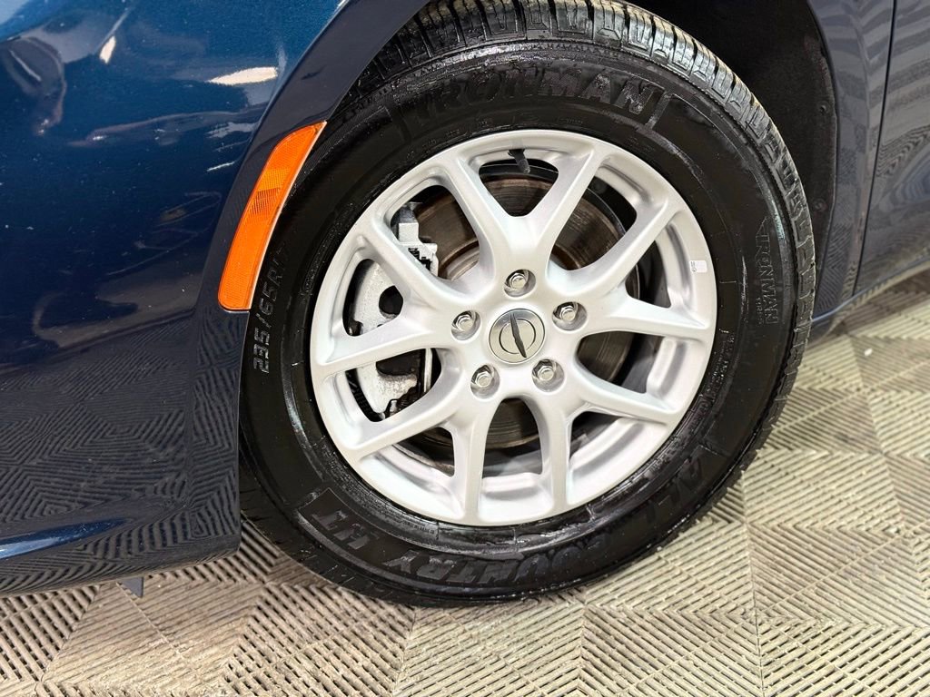 Used 2023 Chrysler Pacifica Touring-L image 2