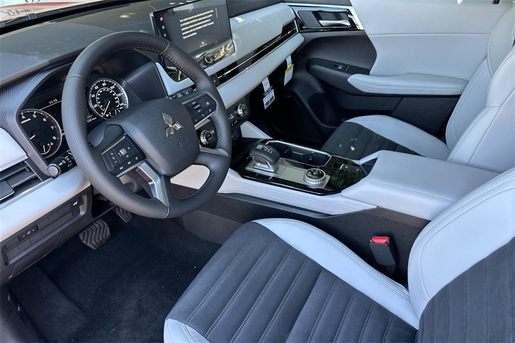 New 2025 Mitsubishi Outlander SE image 11
