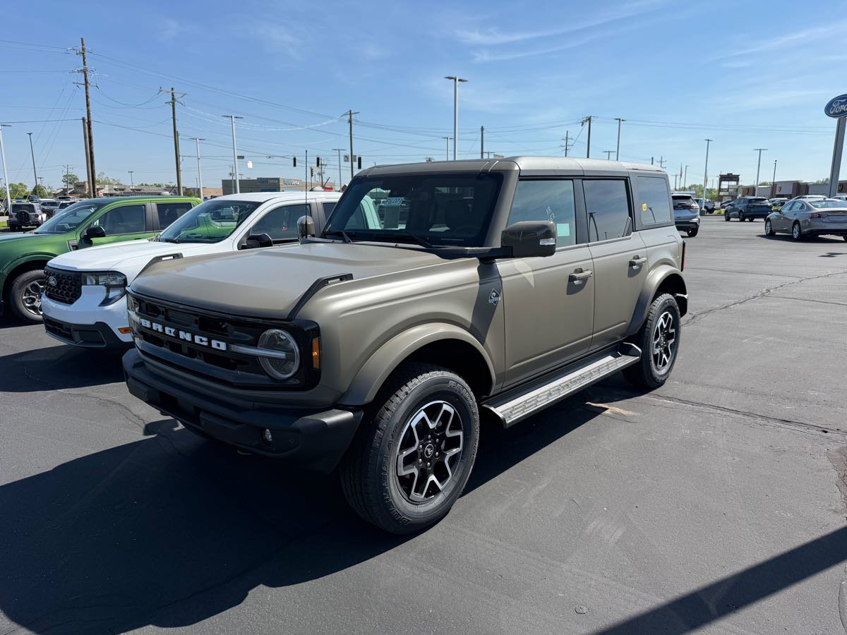 New 2025 Ford Bronco Outer Banks w/ Matte Film Protection Package