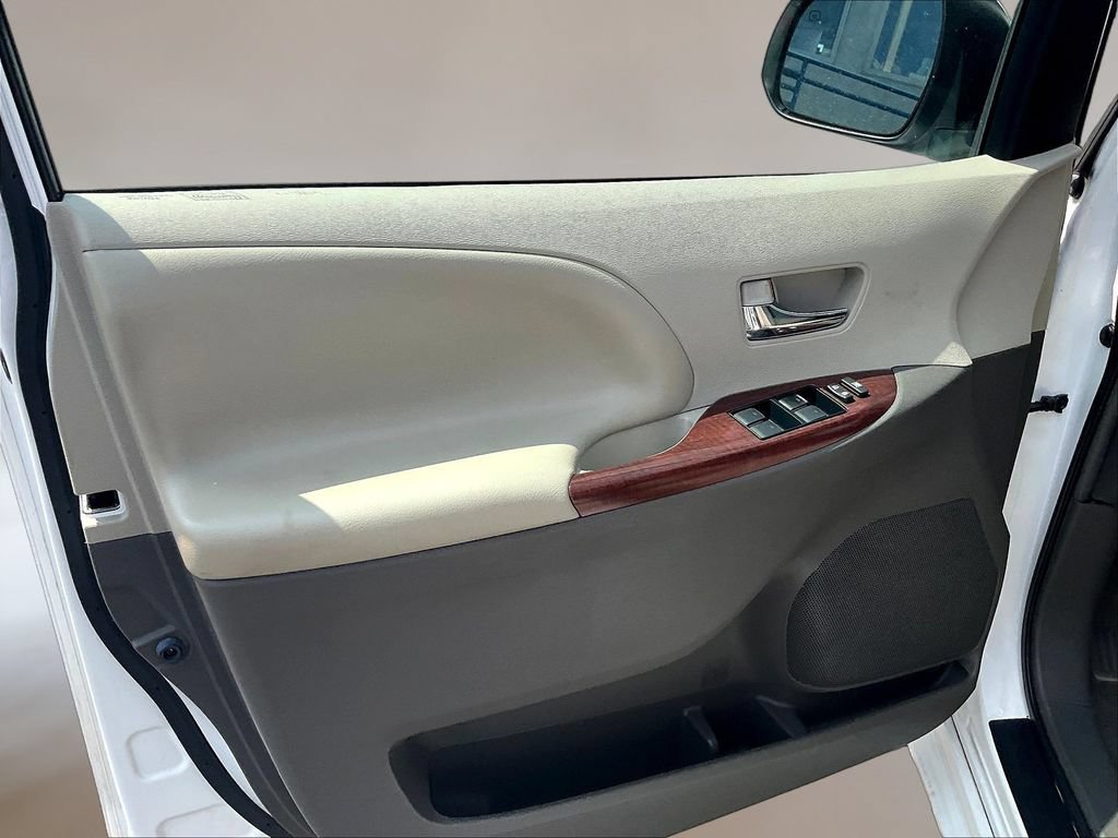 Used 2014 Toyota Sienna XLE FWD image 19