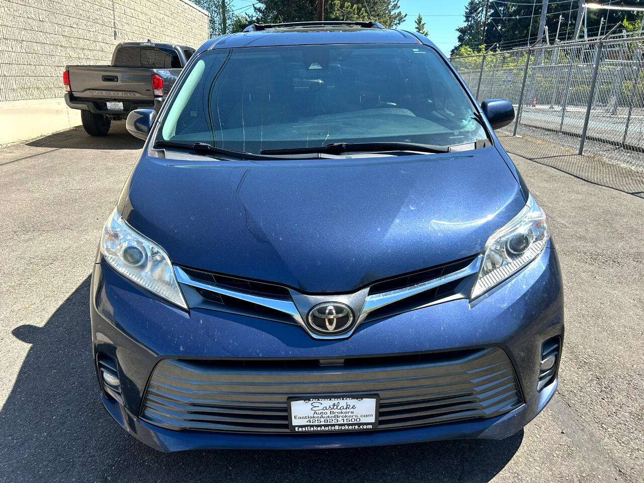 Used 2018 Toyota Sienna XLE AWD/4WD image 2