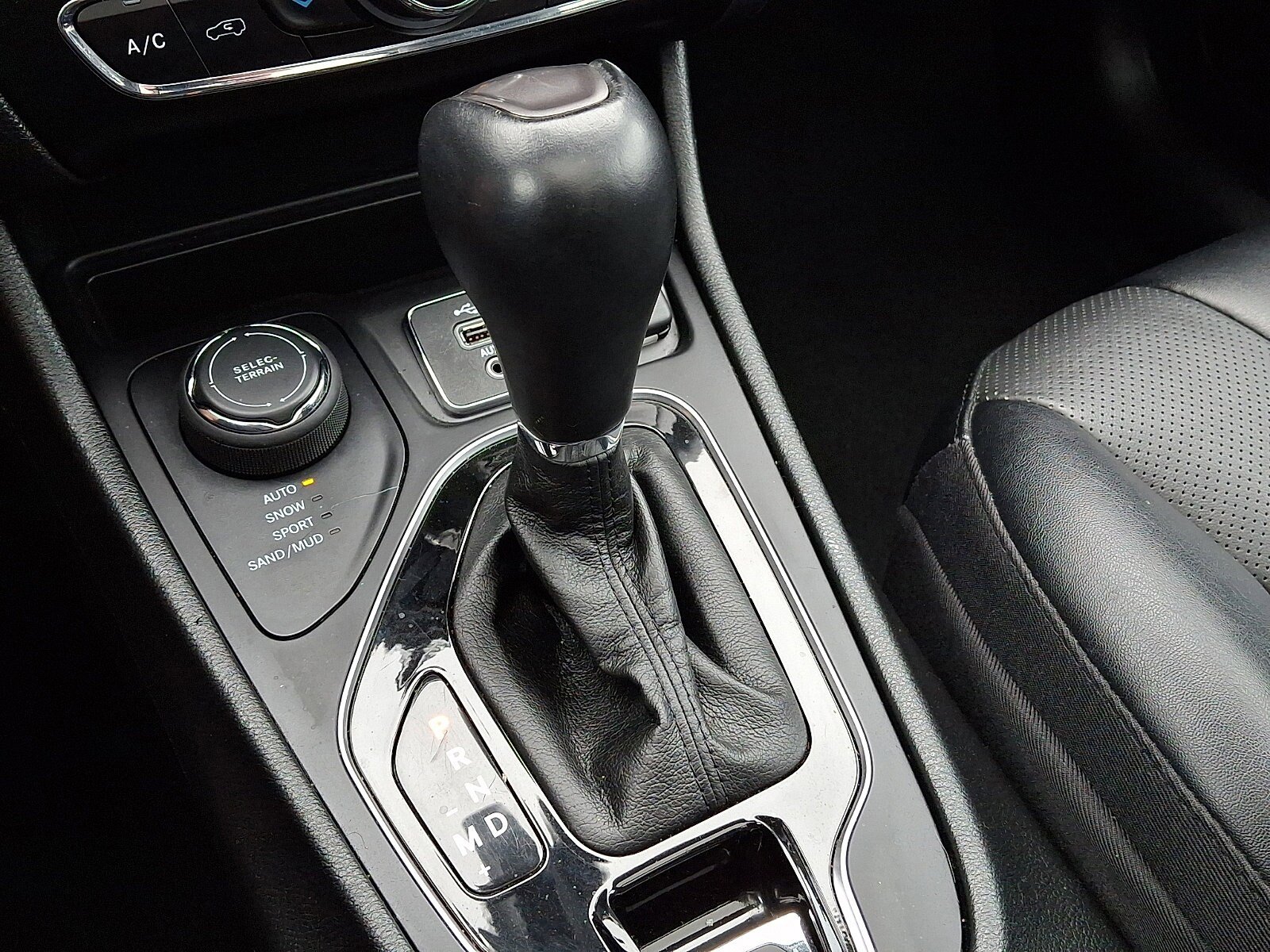 Used 2022 Jeep Cherokee Limited AWD/4WD image 15