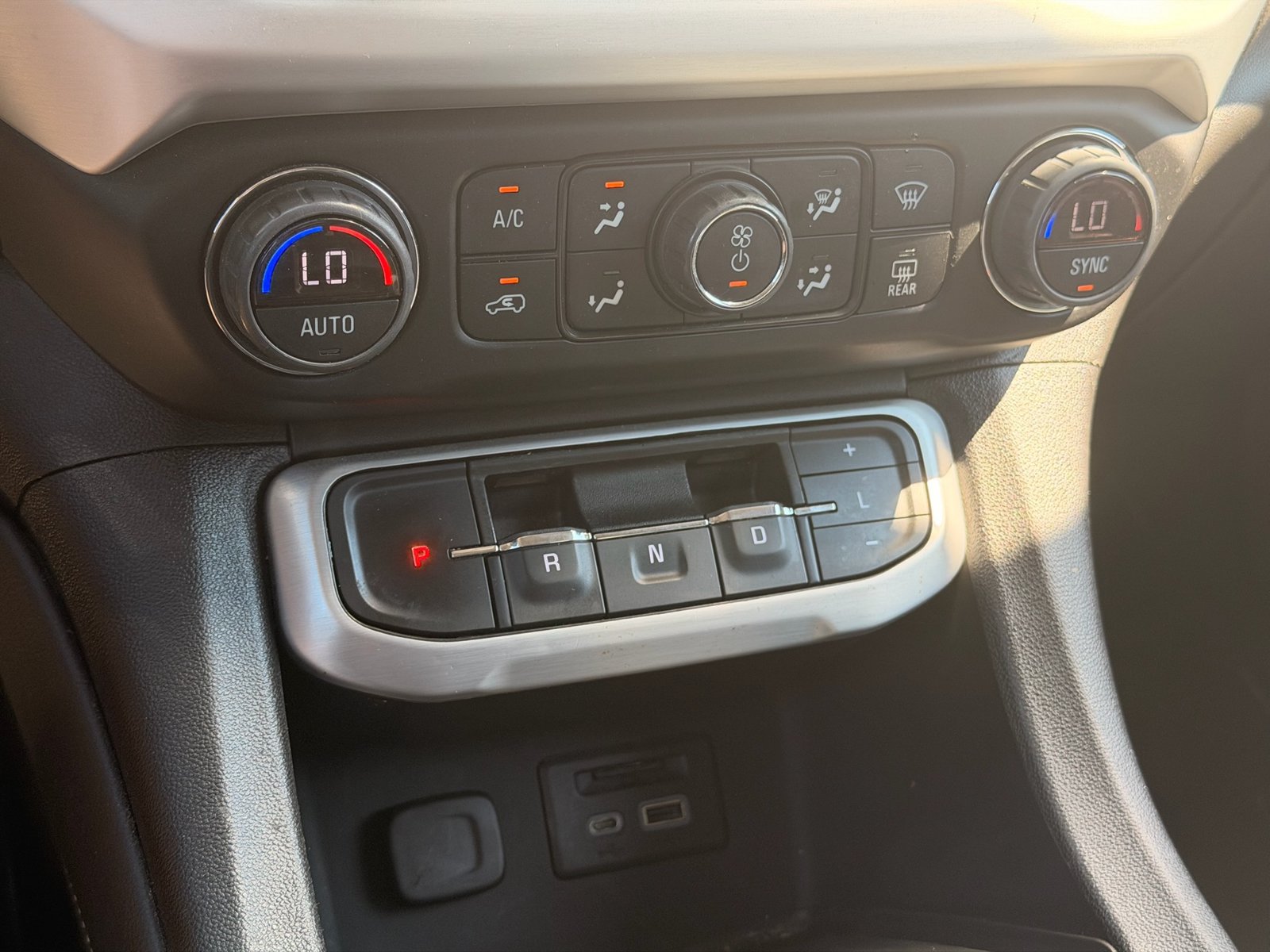 Used 2023 GMC Acadia SLT FWD image 37