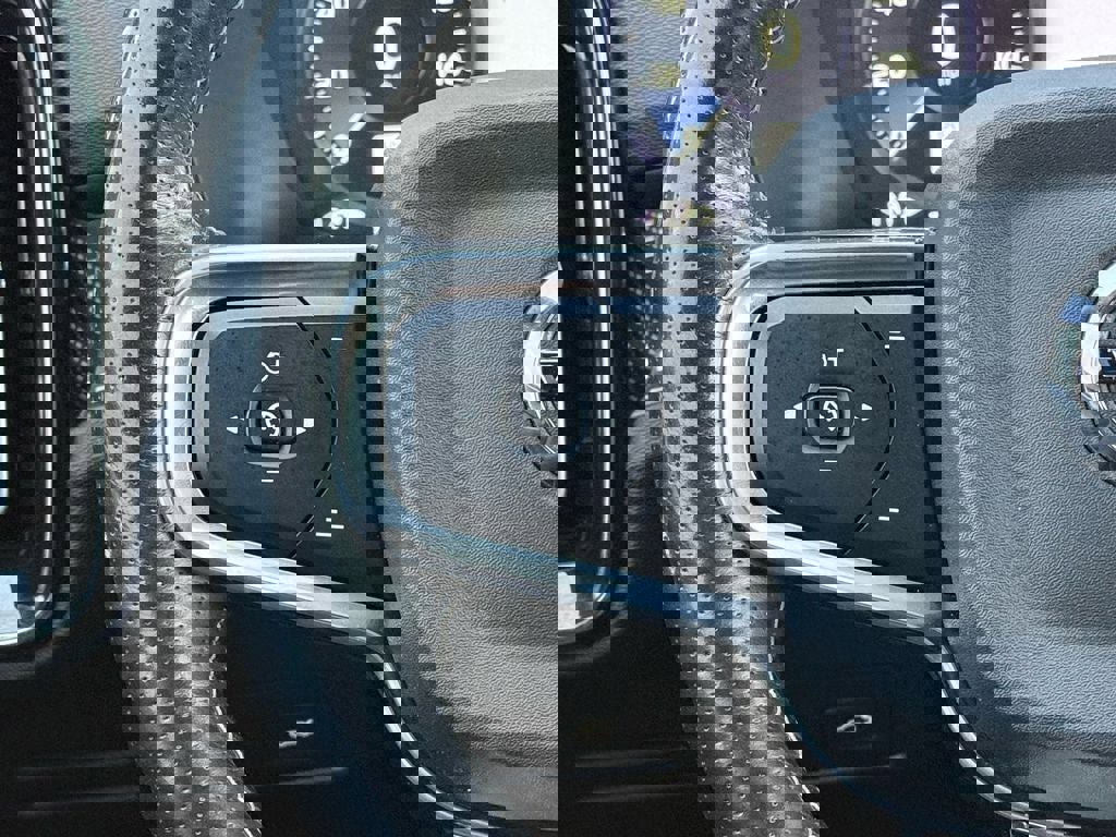 Used 2021 Volvo XC40 T4 R-Design w/ Advanced Package image 18