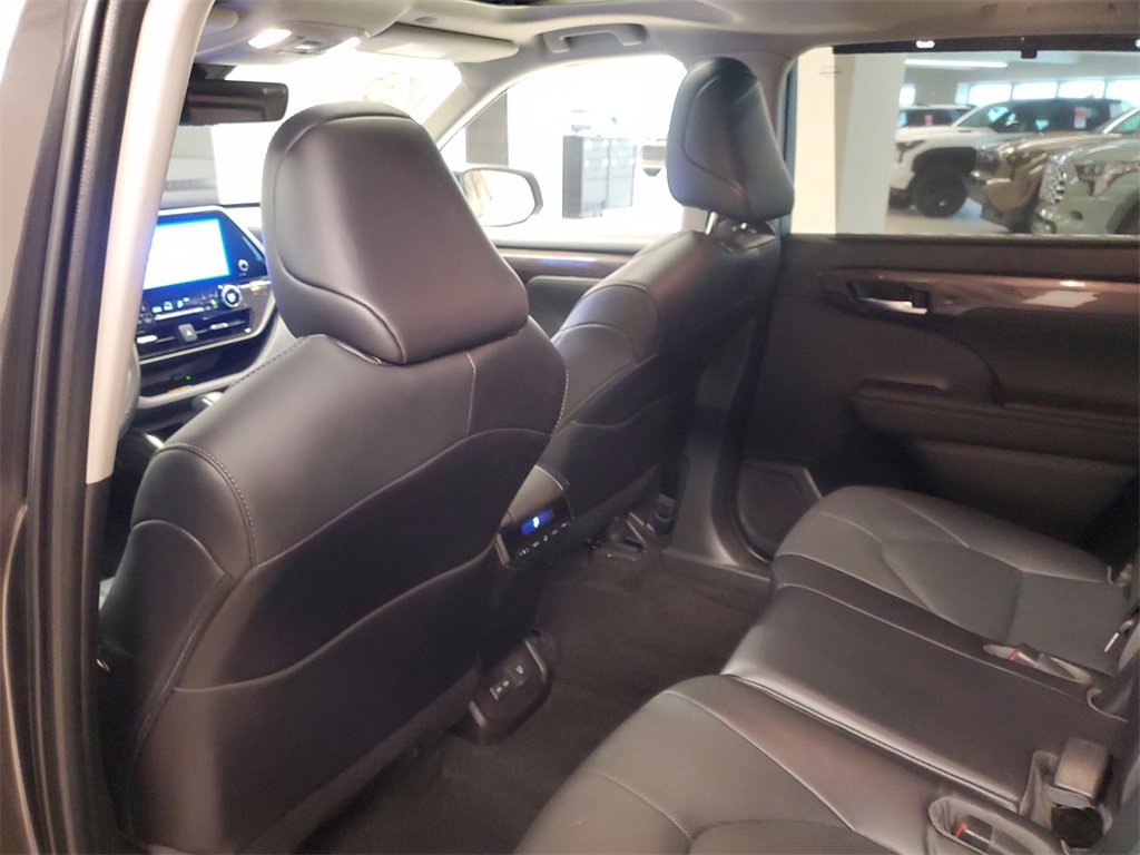 Used 2023 Toyota Highlander Limited image 12