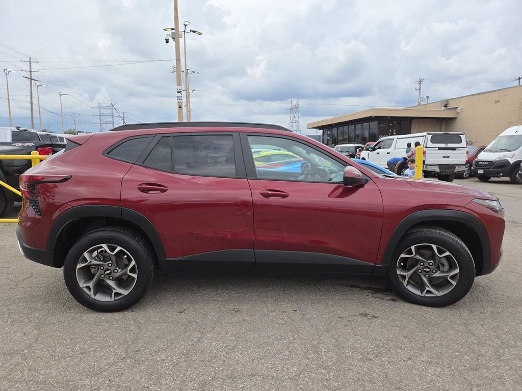 Used 2025 Chevrolet Trax LT w/ Driver Confidence Package FWD image 14
