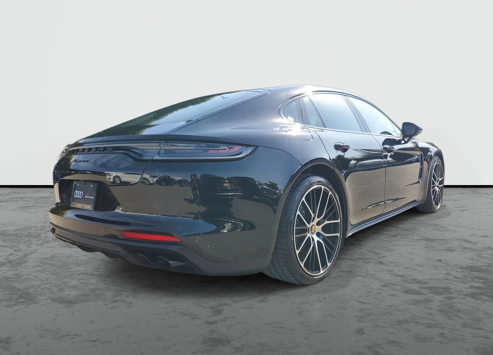 Used 2023 Porsche Panamera Platinum Edition image 4