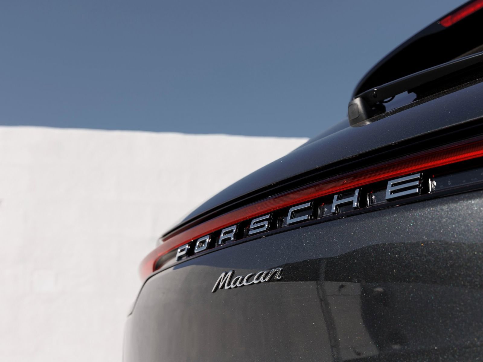 Used 2025 Porsche Macan AWD/4WD image 12
