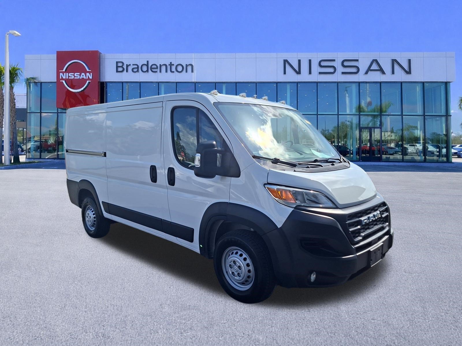 Used 2025 RAM ProMaster 2500 w/ Convenience Group FWD image 3