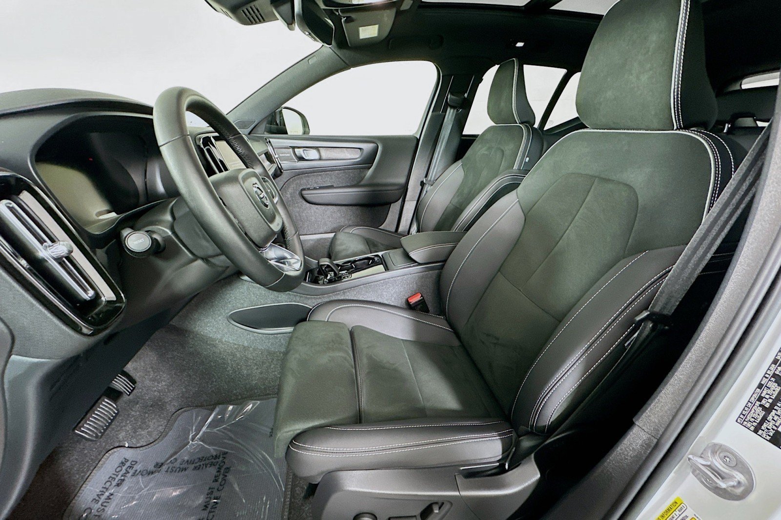Used 2023 Volvo XC40 Recharge Ultimate w/ Protection Package Premier AWD/4WD image 18