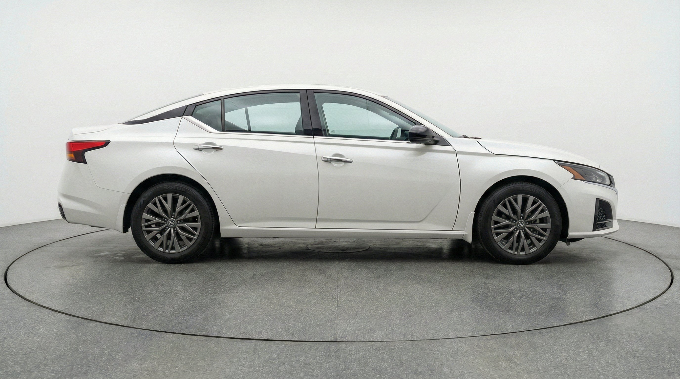 Used 2025 Nissan Altima 2.5 SV FWD image 11