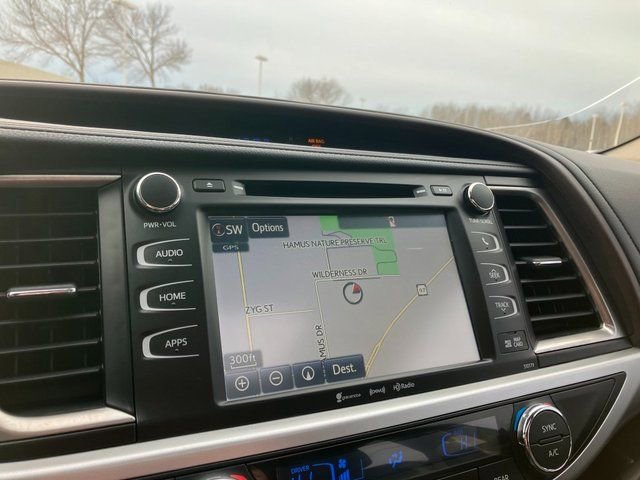 Used 2017 Toyota Highlander XLE image 9