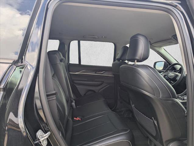 Used 2023 Jeep Grand Cherokee Limited image 16