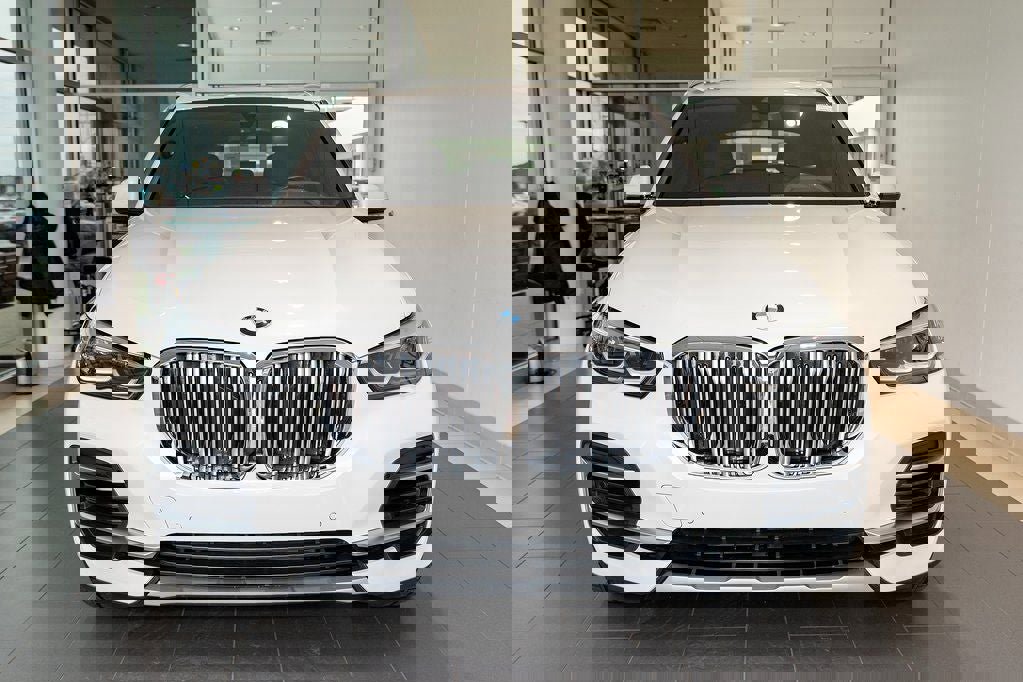 Used 2022 BMW X5 xDrive40i w/ Premium Package image 2