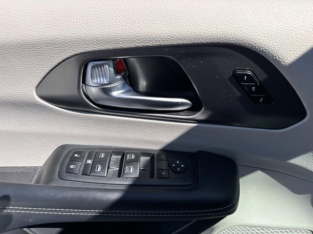 Used 2023 Chrysler Pacifica Touring-L image 20