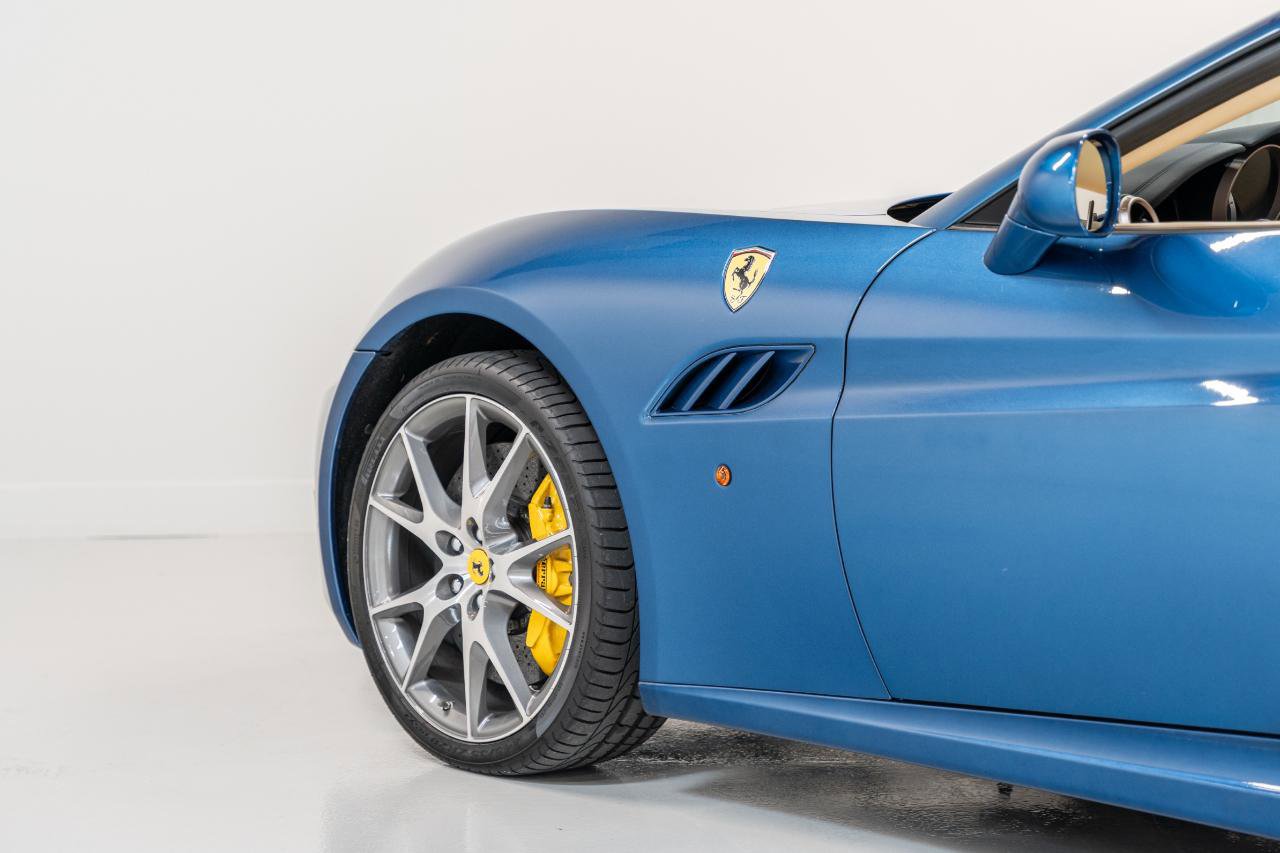 Used 2010 Ferrari California RWD image 18