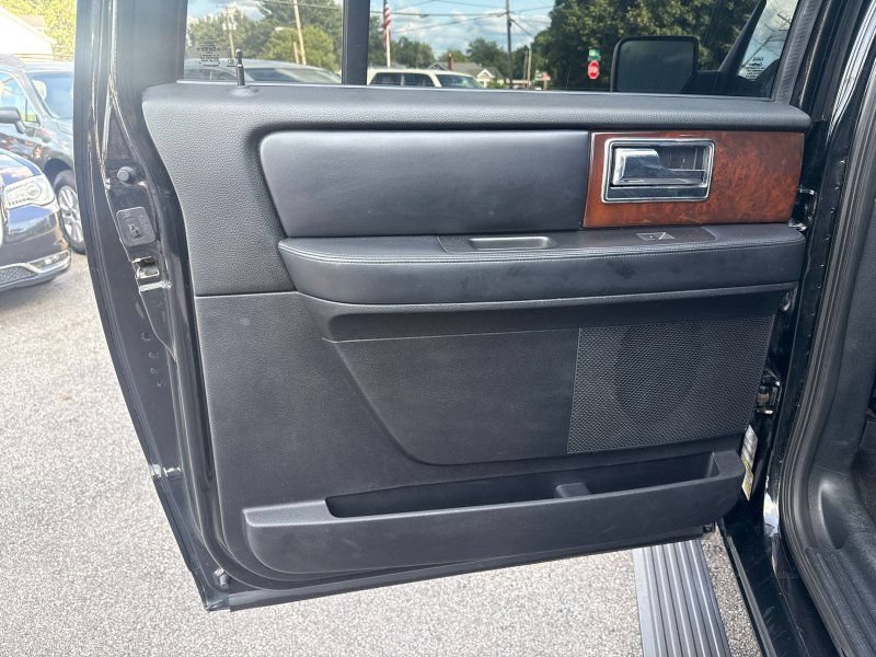 Used 2017 Lincoln Navigator L Select AWD/4WD image 13