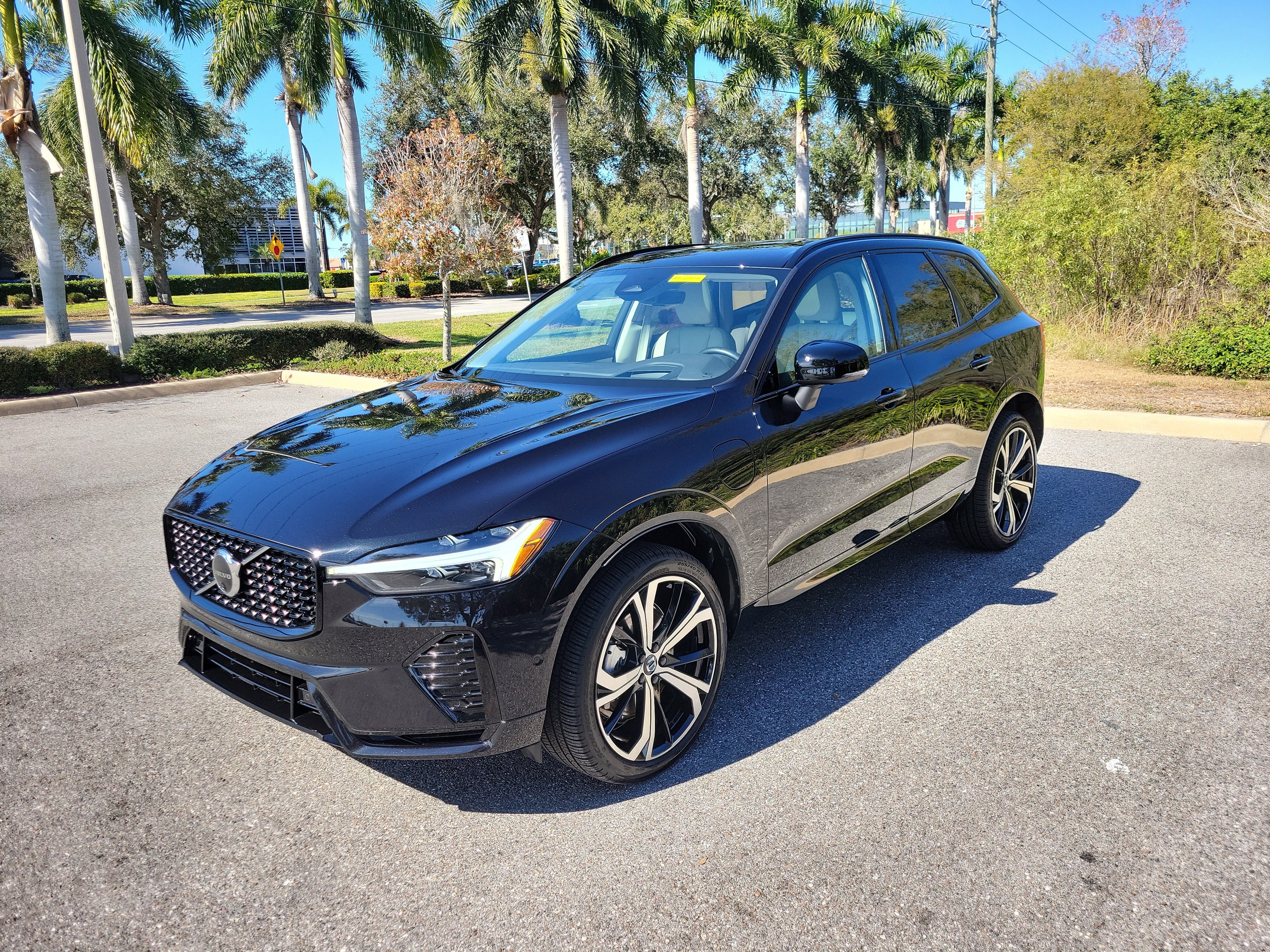 Used 2025 Volvo XC60 T8 Ultra w/ Climate Package image 9