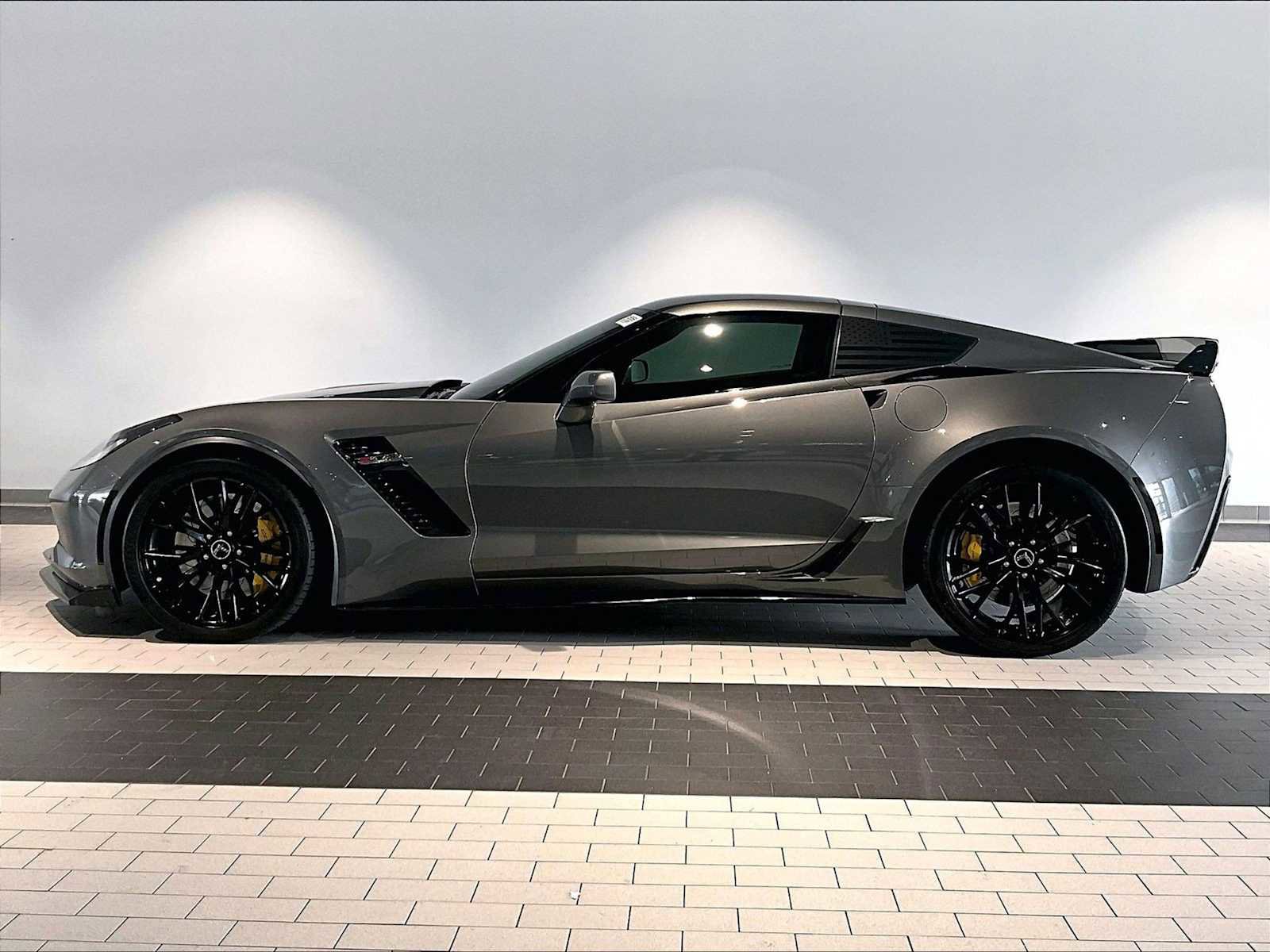 Used 2015 Chevrolet Corvette Z06 w/ 2LZ Preferred Equipment Group image 2