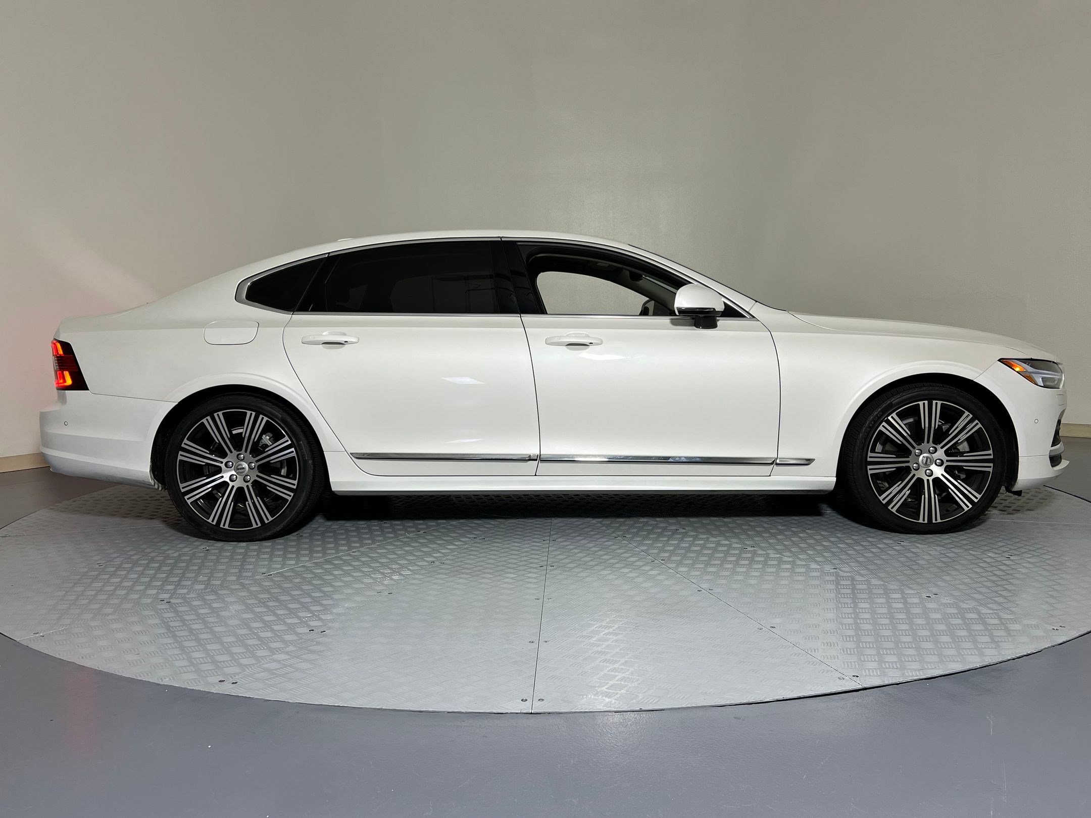 Used 2025 Volvo S90 B6 Plus image 8