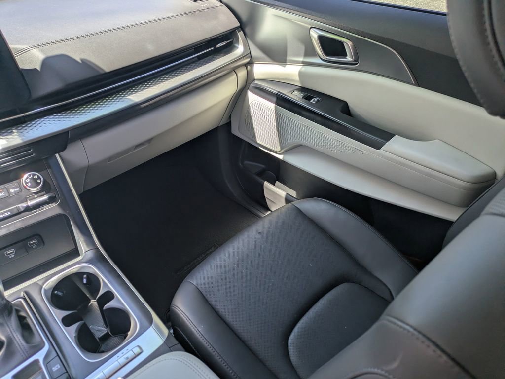 Used 2024 Kia Carnival LX FWD image 21