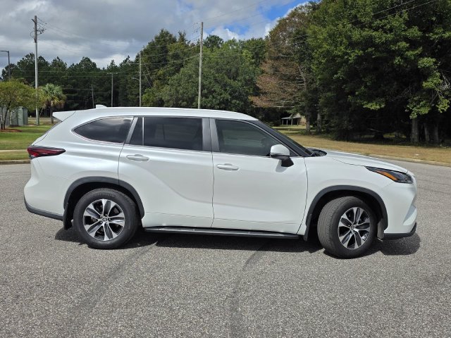Used 2025 Toyota Highlander XLE FWD image 39