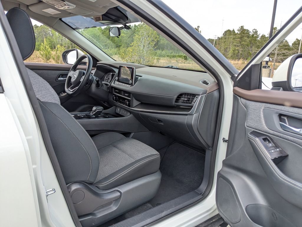Used 2023 Nissan Rogue SV image 35