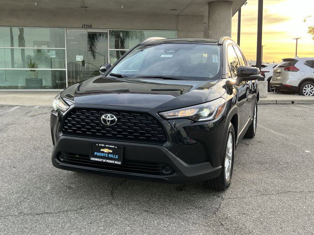 Used 2025 Toyota Corolla Cross LE video 1