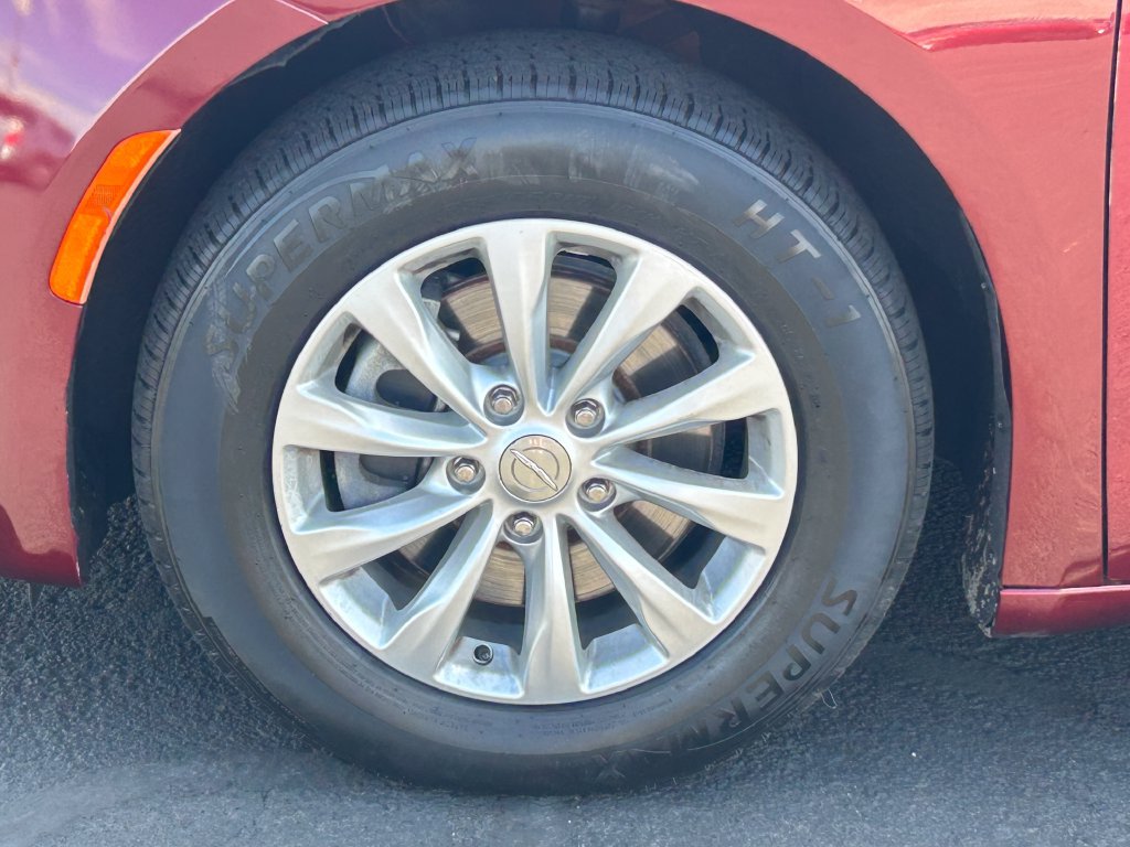 Used 2018 Chrysler Pacifica Touring-L FWD image 11