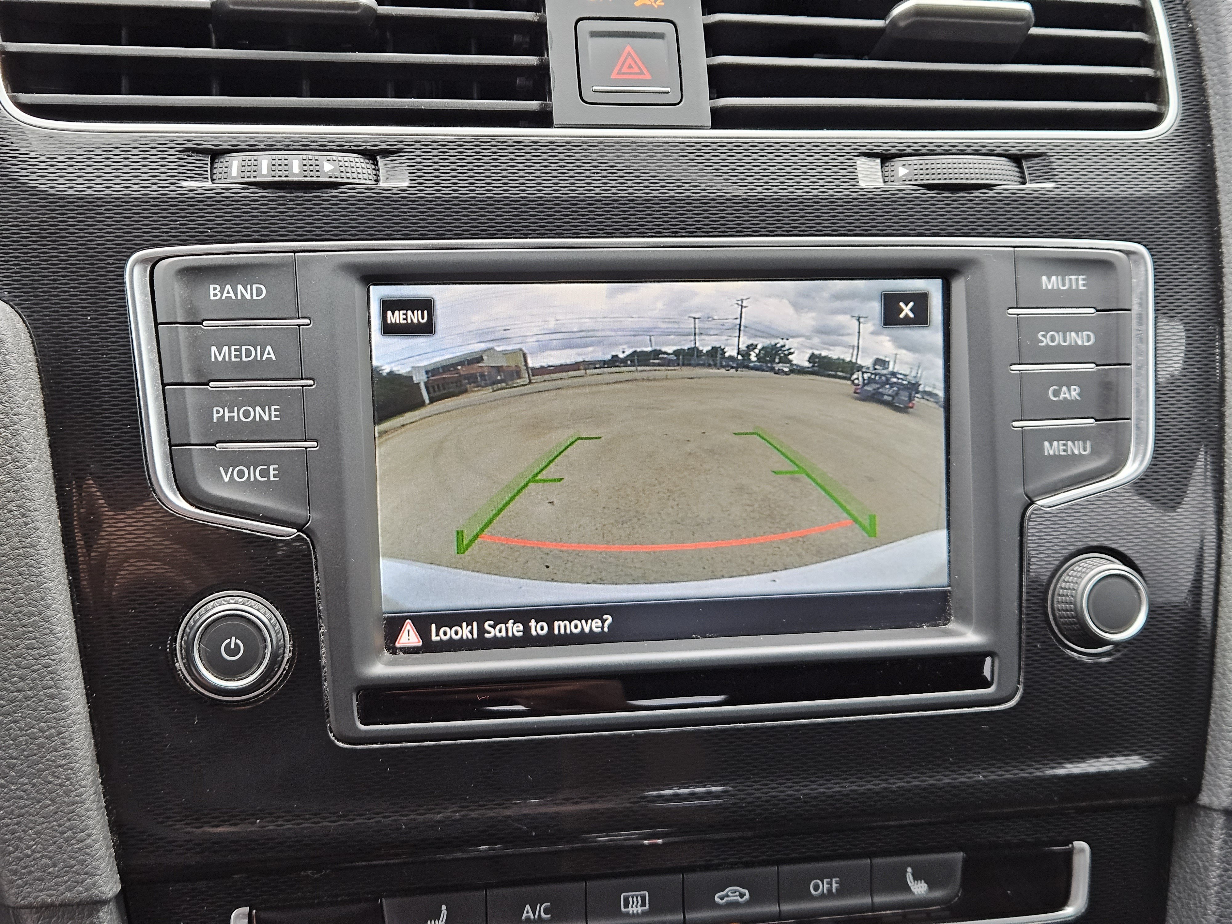 Used 2017 Volkswagen Golf 4-Door FWD image 19