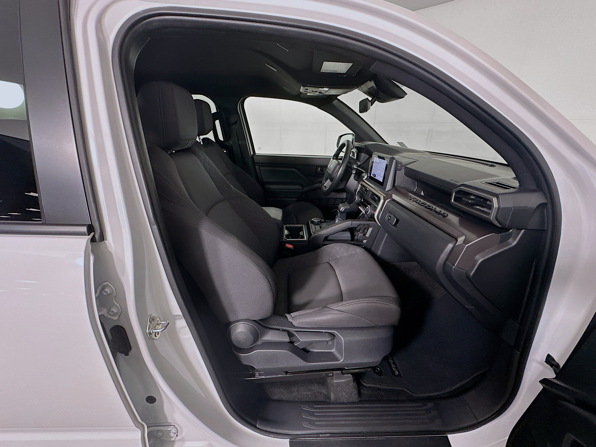 Used 2025 Toyota Tacoma SR5 AWD/4WD image 29