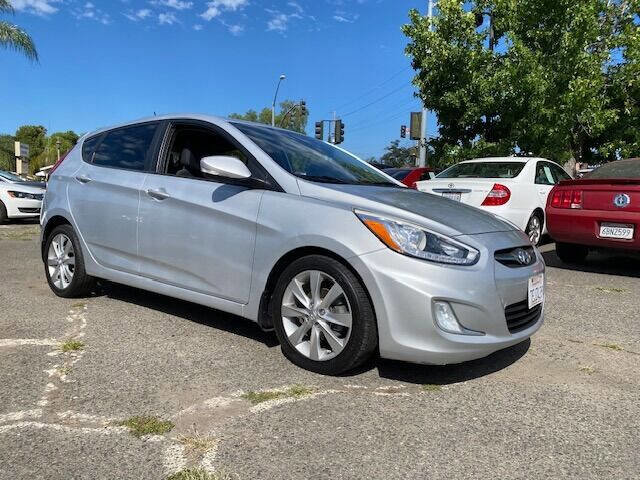 Used 2014 Hyundai Accent SE image 2