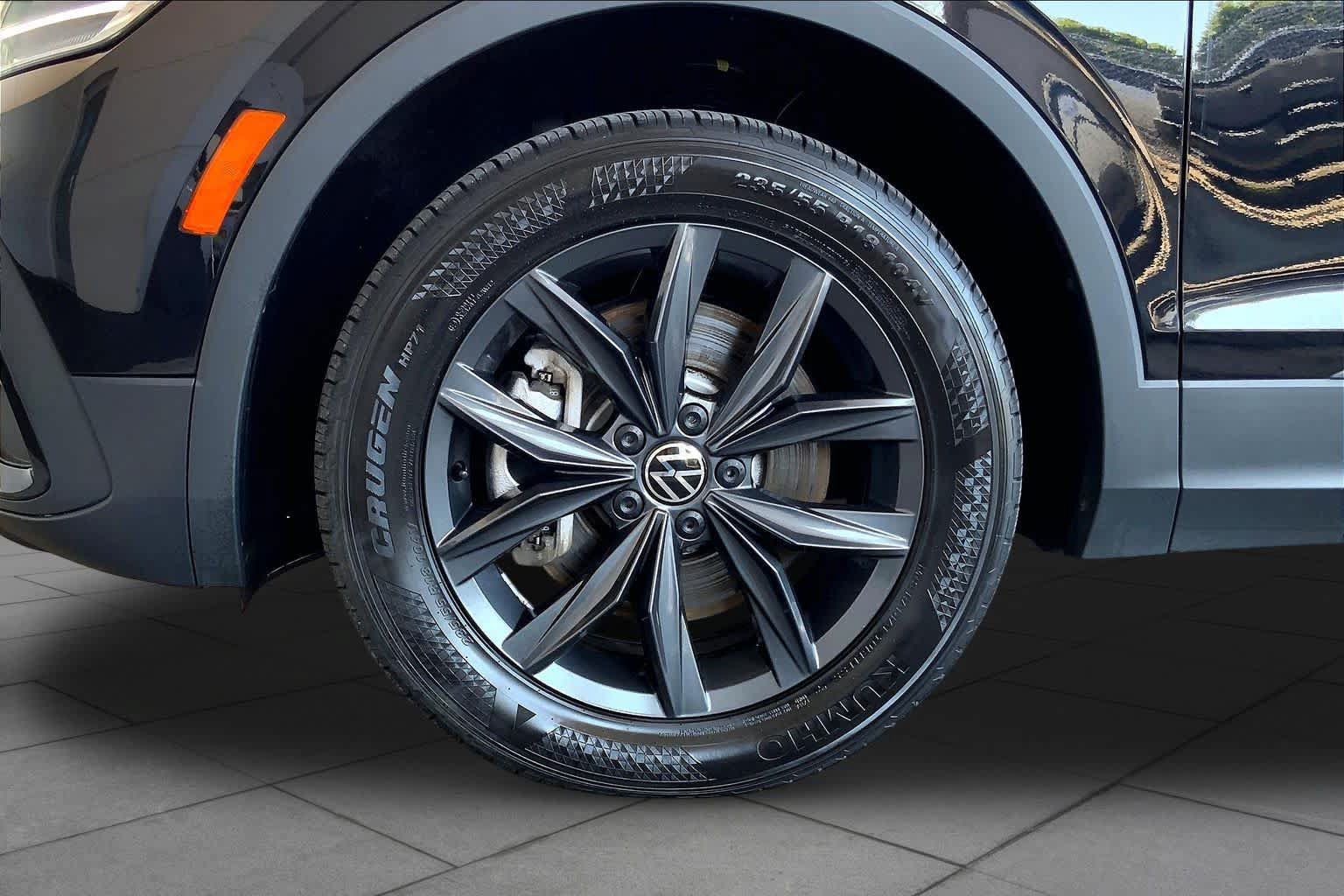 Used 2024 Volkswagen Tiguan SE AWD/4WD image 11