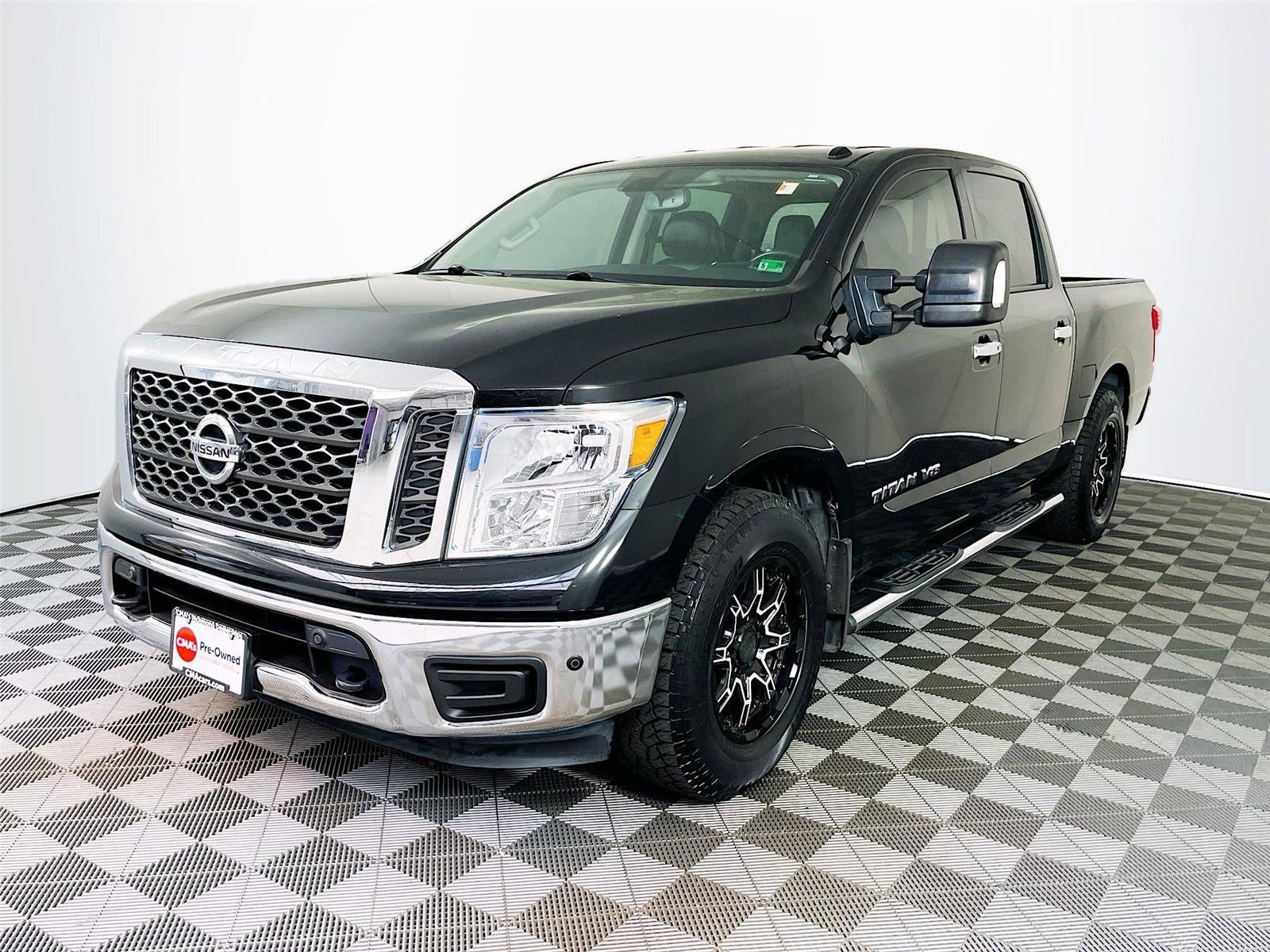 Used 2018 Nissan Titan SV w/ SV Convenience Package image 3