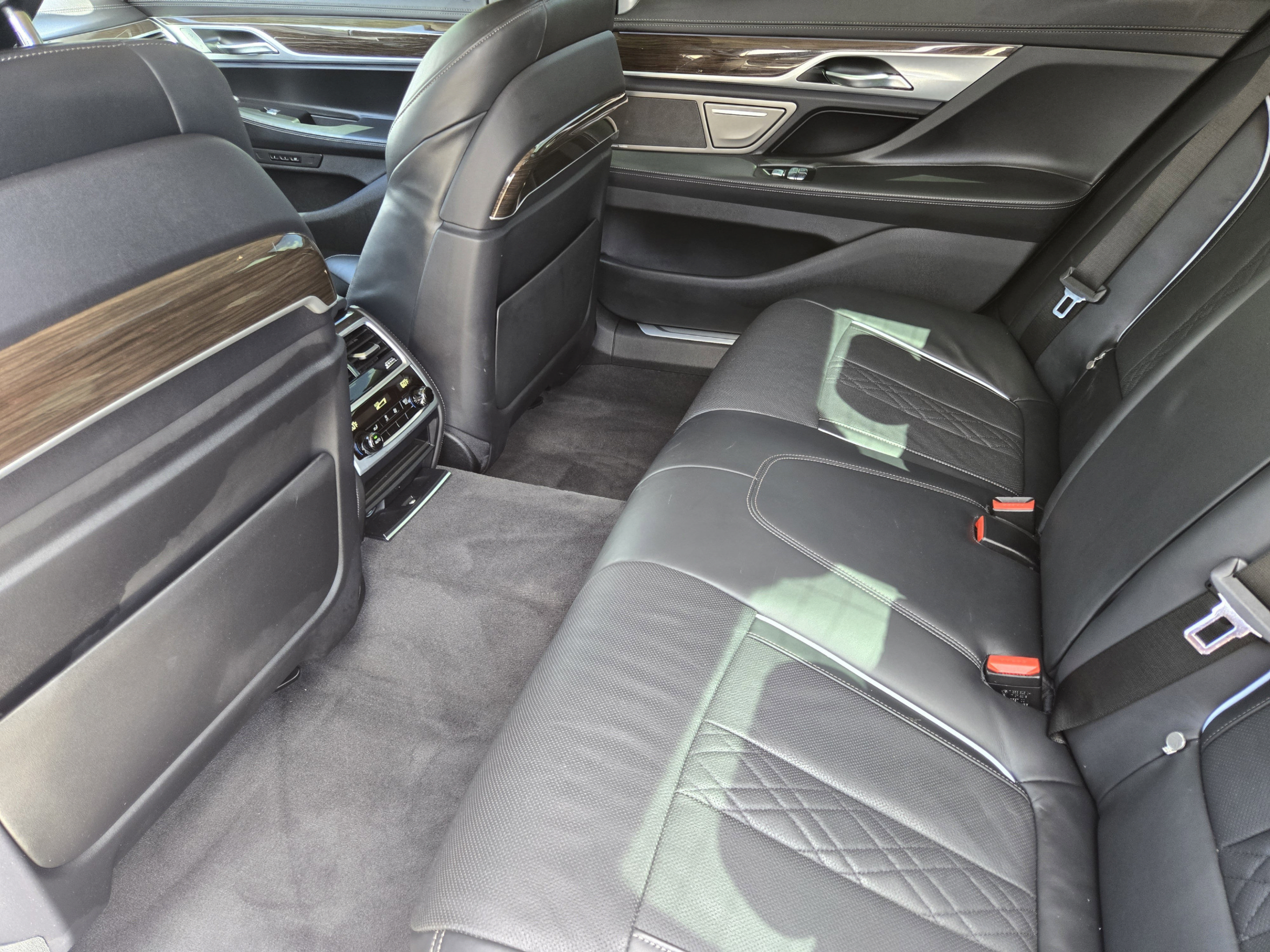 Used 2020 BMW 740i w/ Premium Package RWD image 27