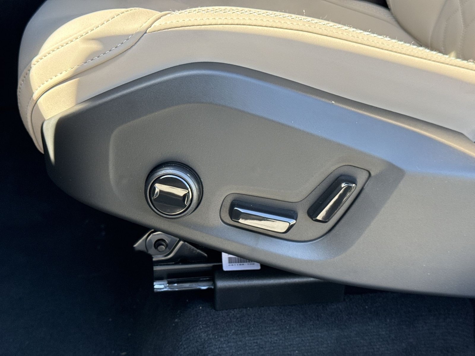 New 2027 Volvo XC60 B5 Plus AWD/4WD image 14