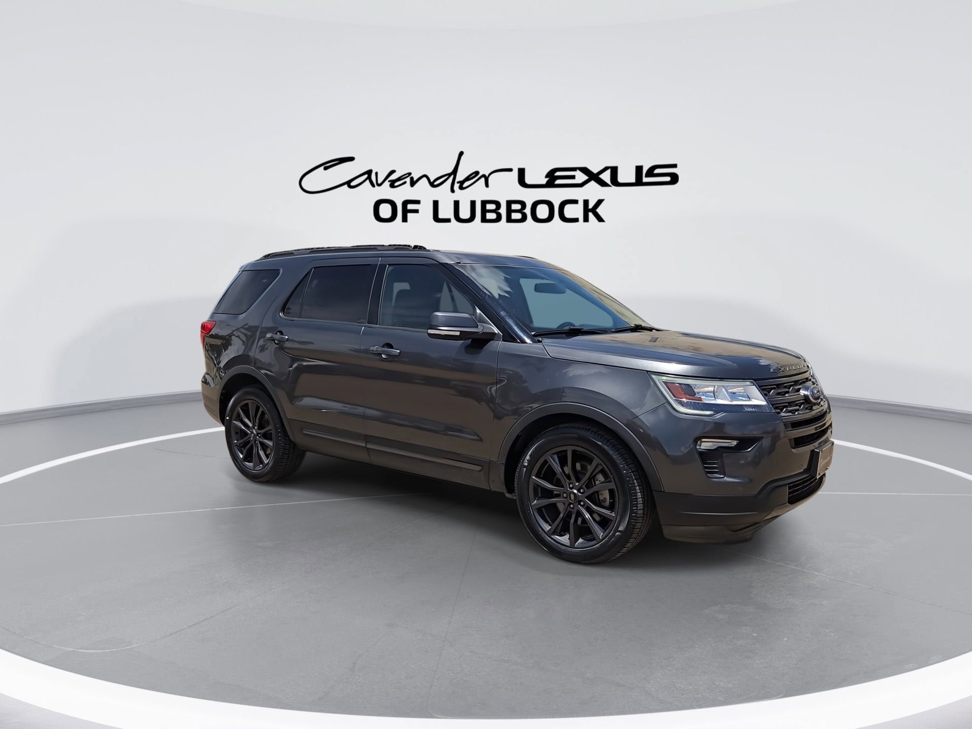 Used 2018 Ford Explorer XLT w/ Equipment Group 202A FWD image 2