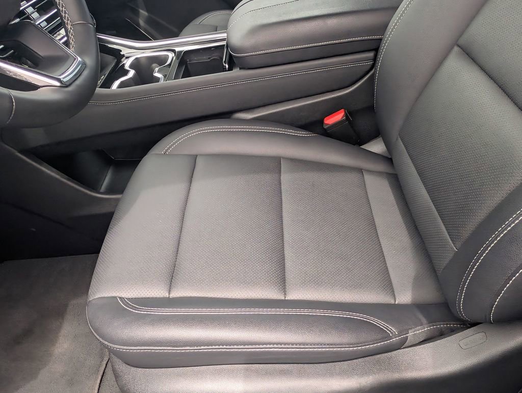 Used 2024 Chevrolet Traverse LT w/ Enhanced Driving Package AWD/4WD image 23