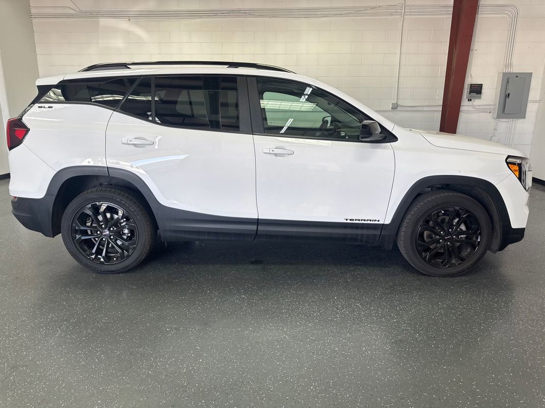 Used 2022 GMC Terrain SLE w/ Driver Convenience Package AWD/4WD image 3