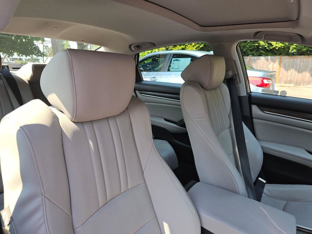 Certified 2018 Honda Accord Touring image 11