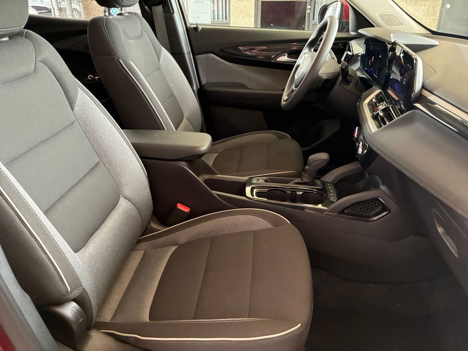 Used 2025 Chevrolet TrailBlazer LT image 35