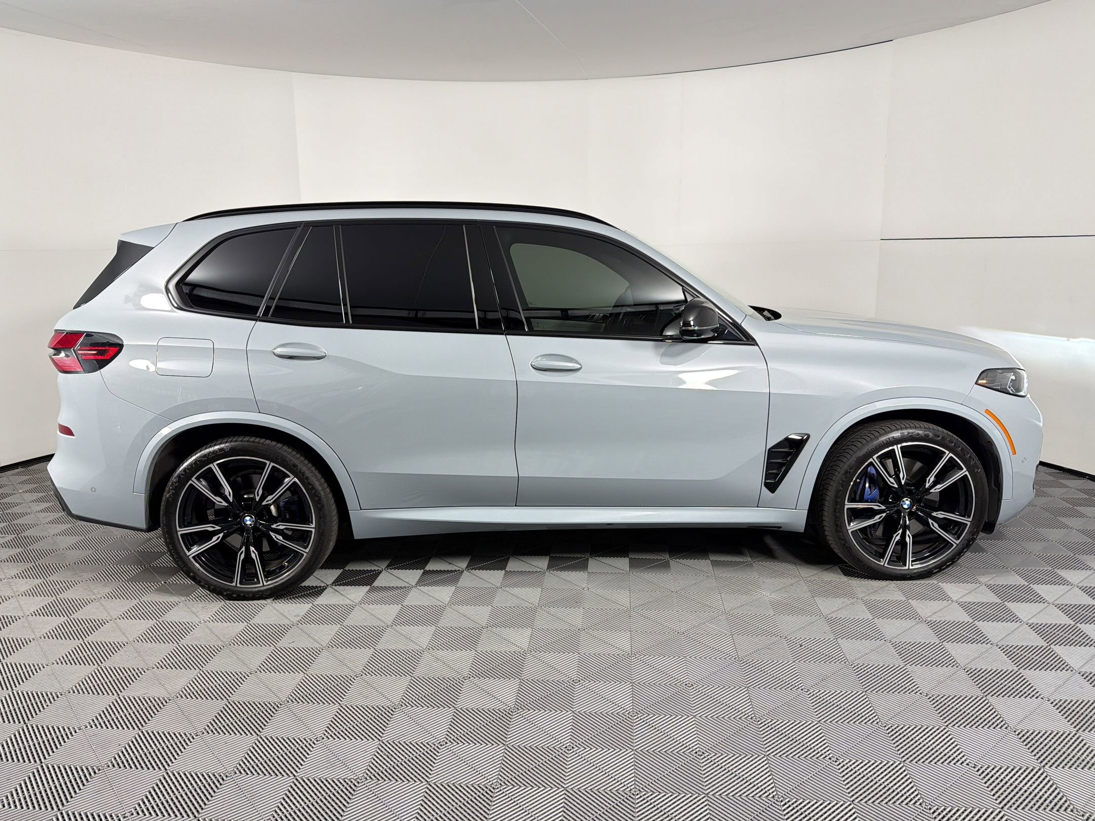Used 2024 BMW X5 M60i w/ Executive Package image 8