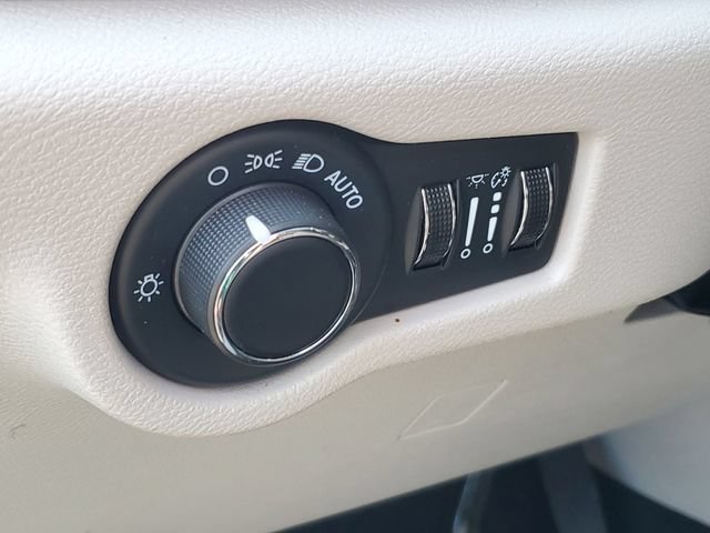 Used 2024 Chrysler Voyager LX FWD image 14