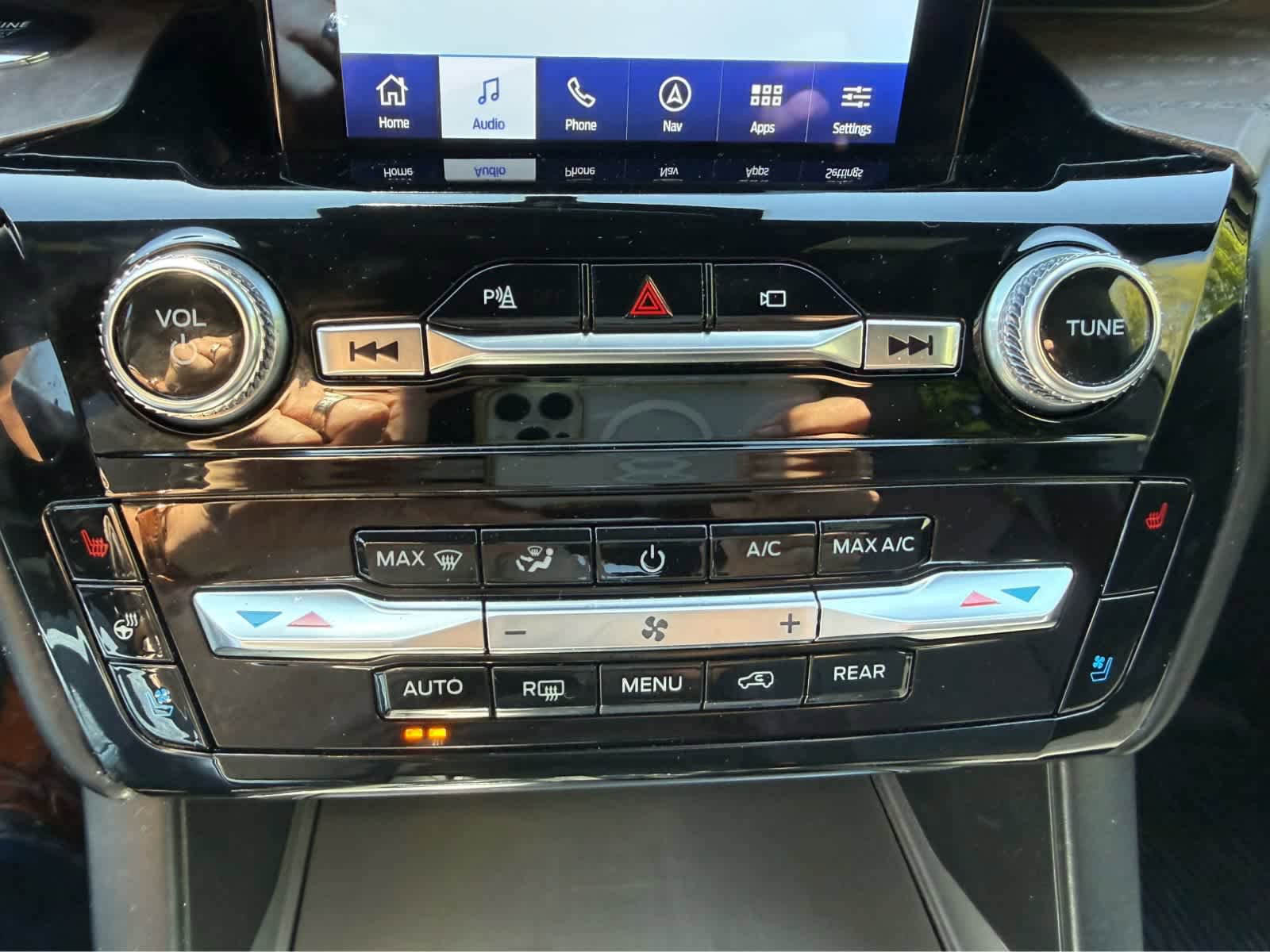 Used 2022 Ford Explorer Platinum w/ Equipment Group 601A AWD/4WD image 27