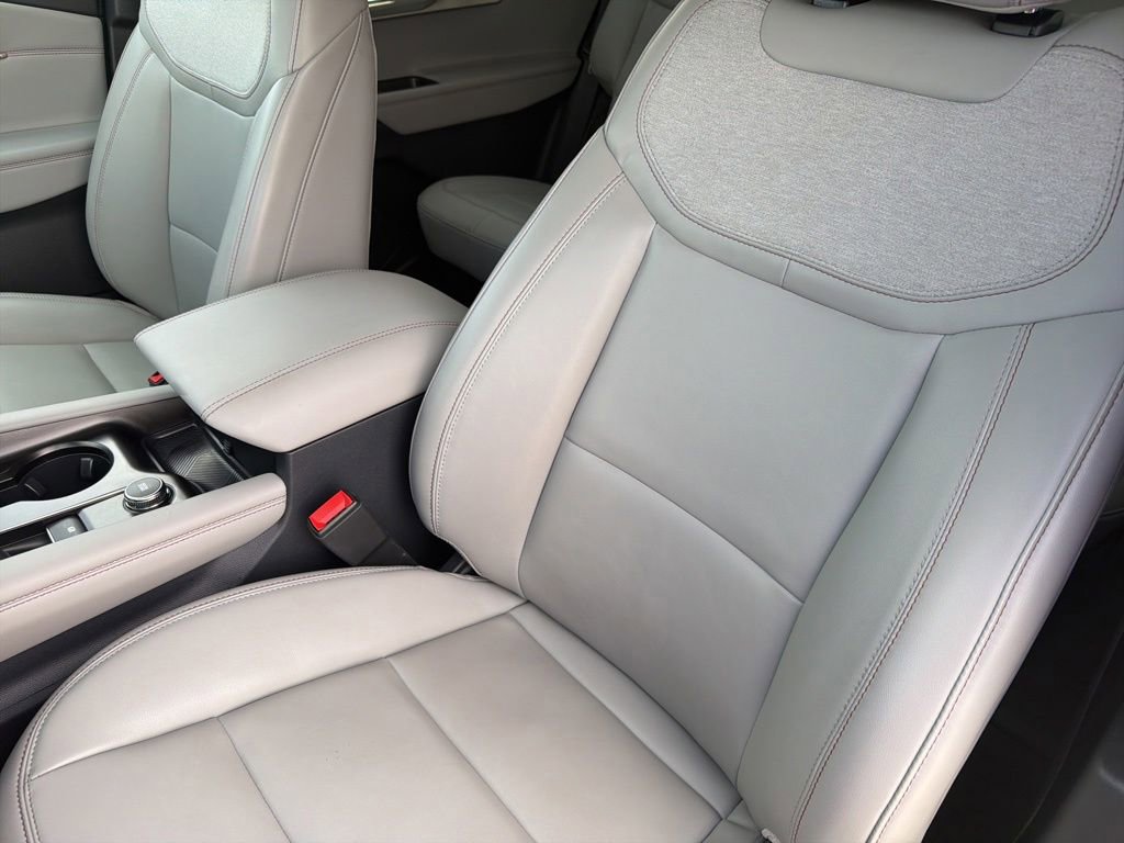 Used 2025 Ford Explorer Active w/ Active Comfort Package RWD image 22