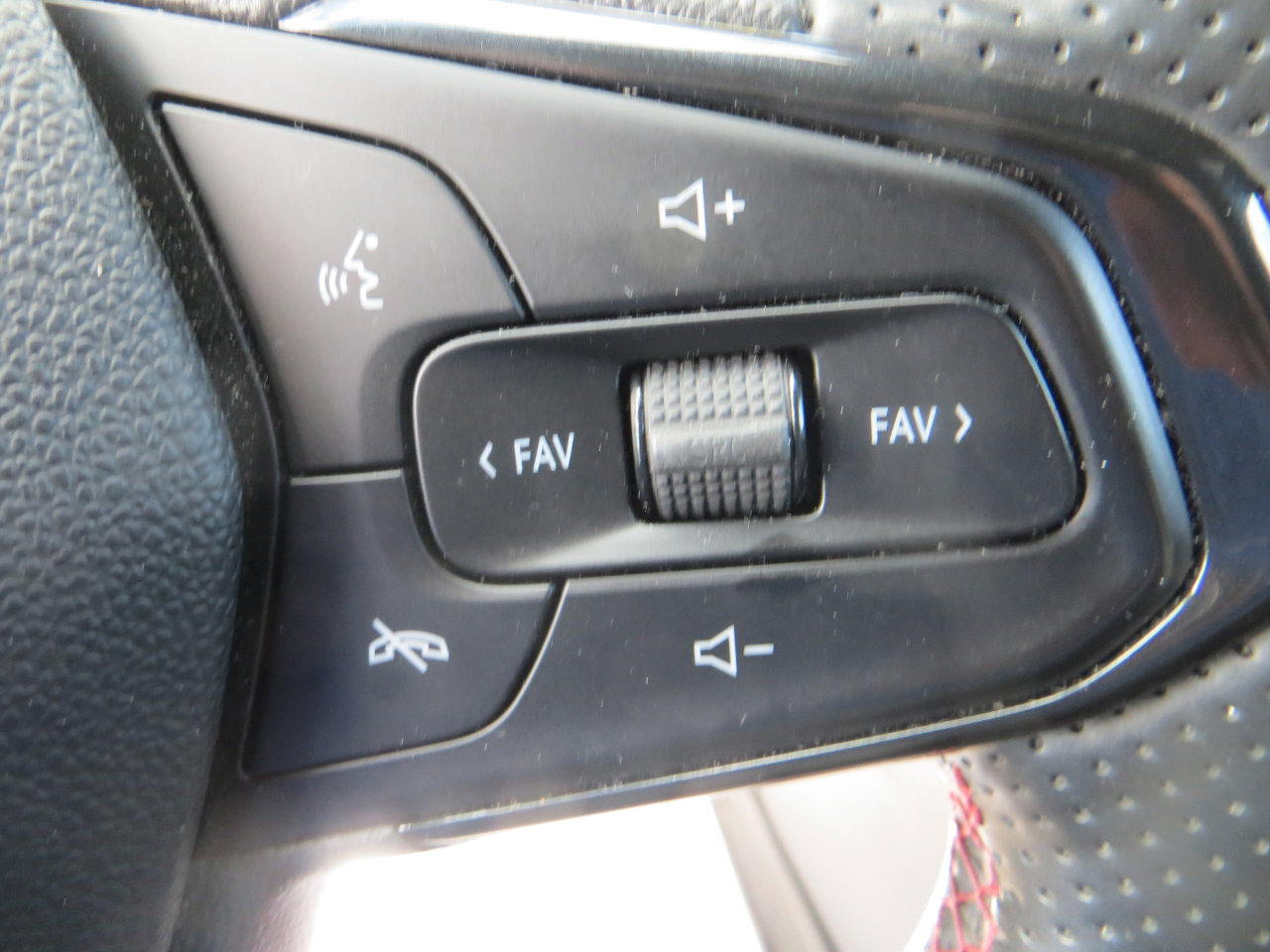 Used 2024 Chevrolet Trax RS w/ Driver Confidence Package image 14