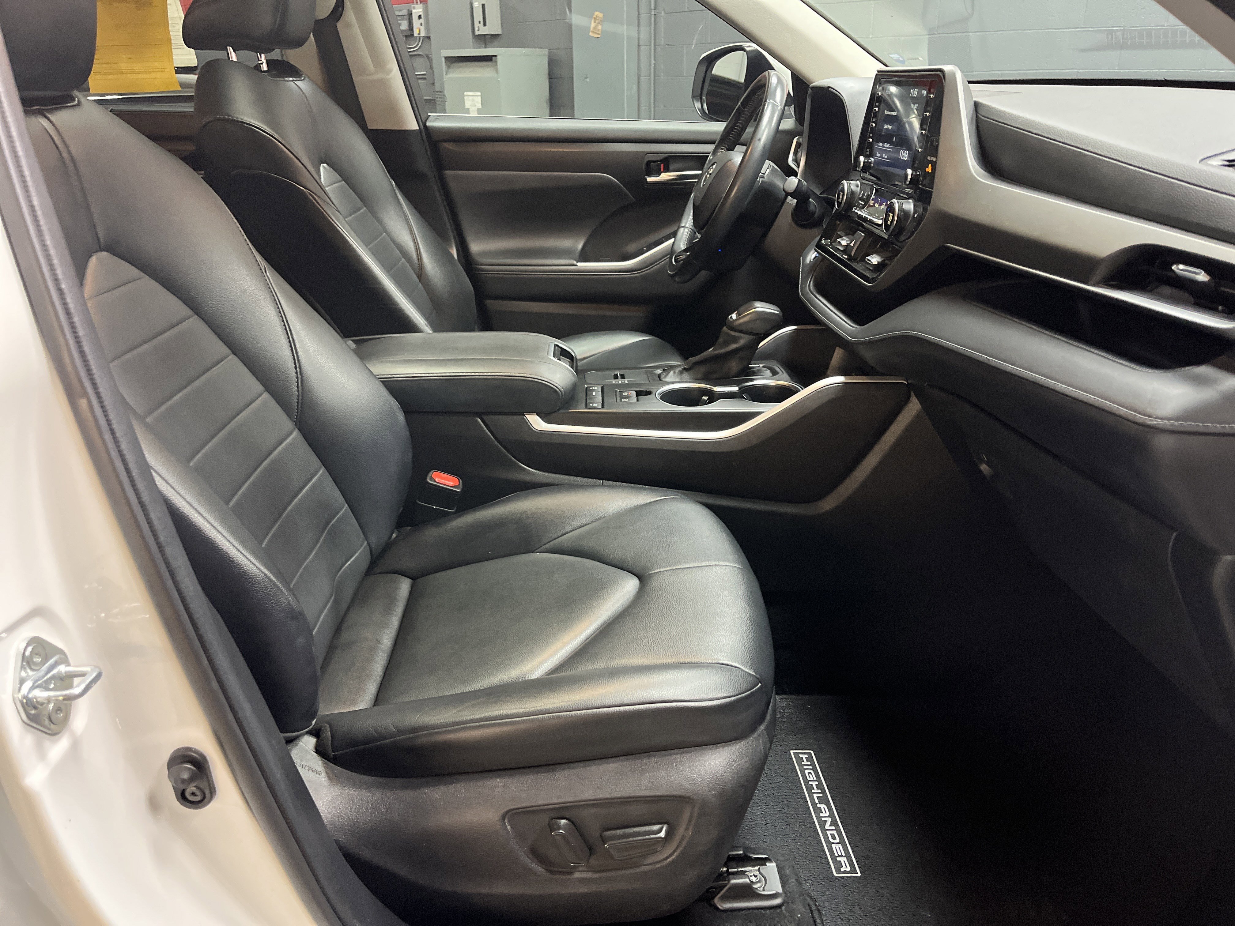 Used 2021 Toyota Highlander XLE image 33