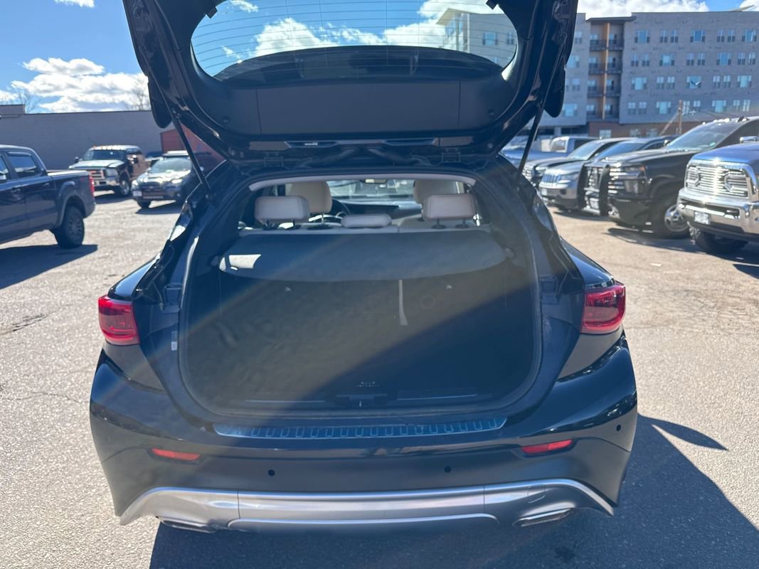 Used 2017 INFINITI QX30 Premium w/ Navigation Package image 16