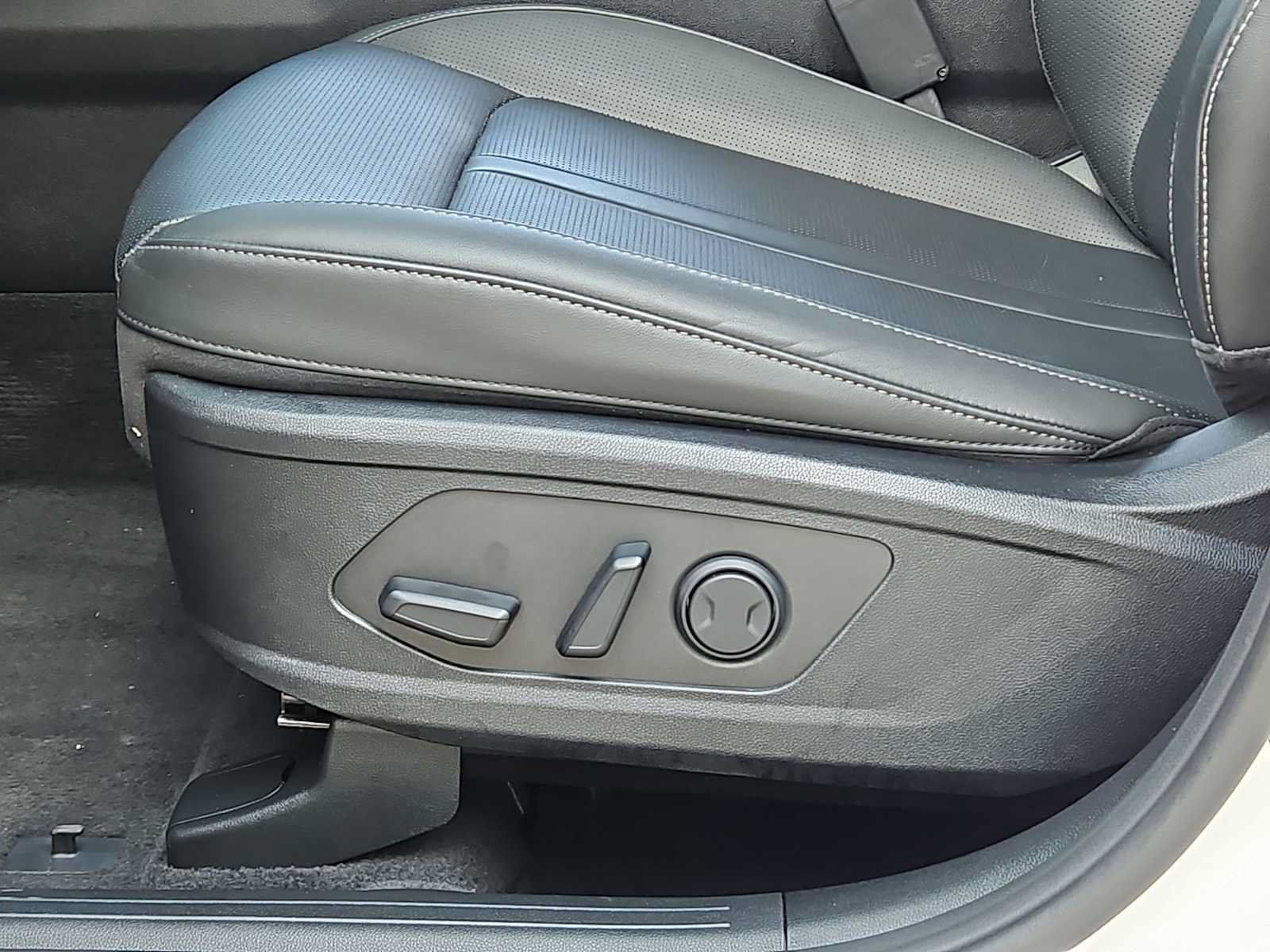 Certified 2025 Kia Sorento S FWD image 15