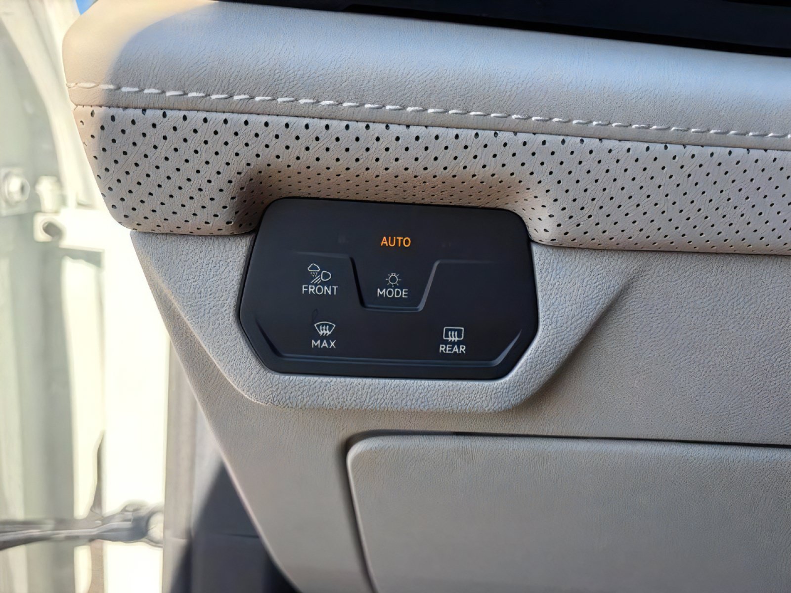Used 2024 Volkswagen Atlas SE w/ Black Wheel Package FWD image 26